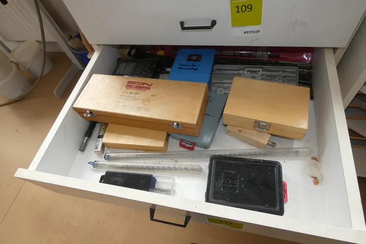 Posten Werkzeug/Zubehör Umfang: 1x Schubladeninhalt
